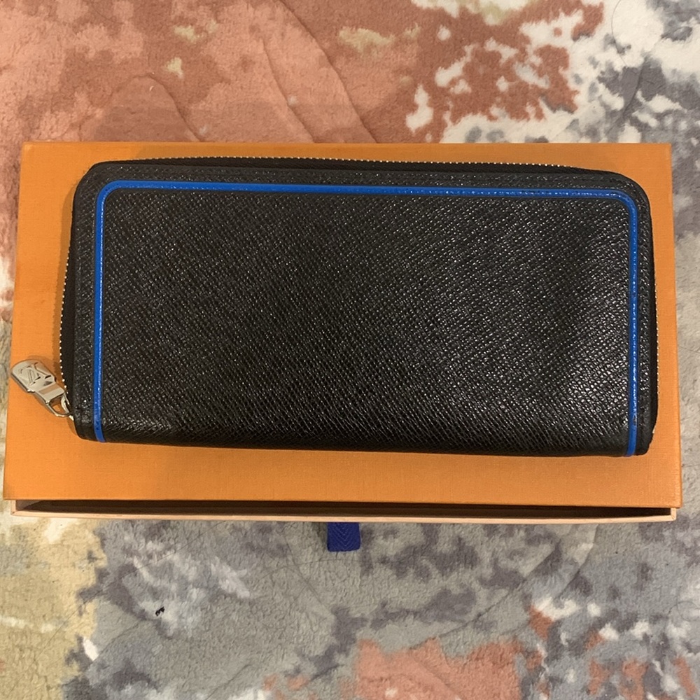 257372N Louis Vuitton Wallet Long Zippy Around Black Taiga Leather - Picture 15 of 15
